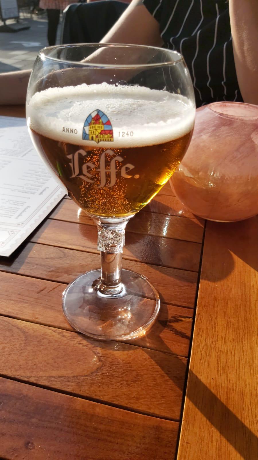 Speciaalbieren en borrelplank tijdens een bierproeverij bij Cafe Salud Groningen